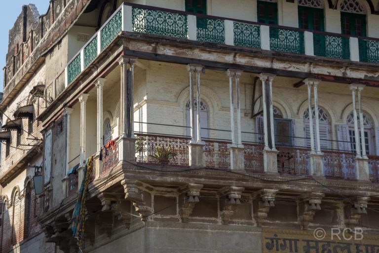 Varanasi, verfallender Palast am Ufer des Ganges