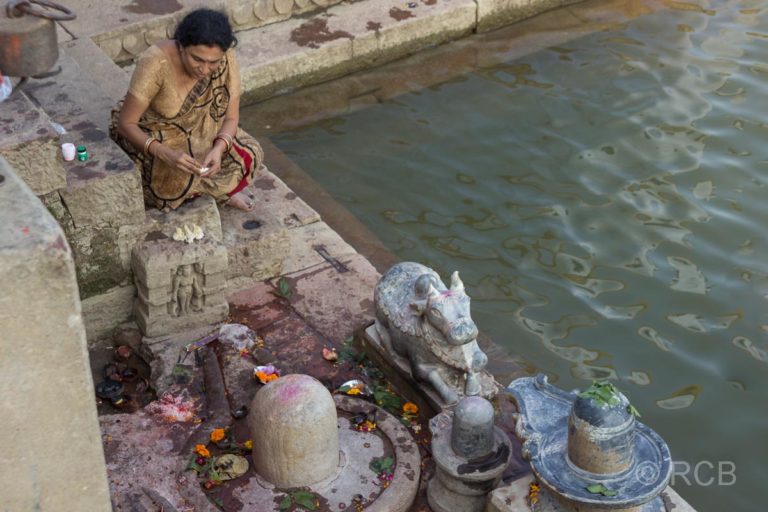 Varanasi, an den Ghats, Frau bringt Opfer dar