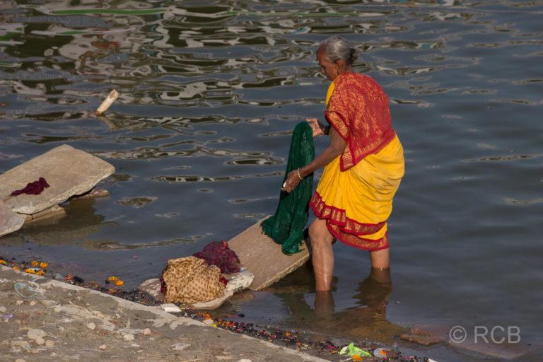 Varanasi, Frau beim Waschen der Wäsche an den Ghats