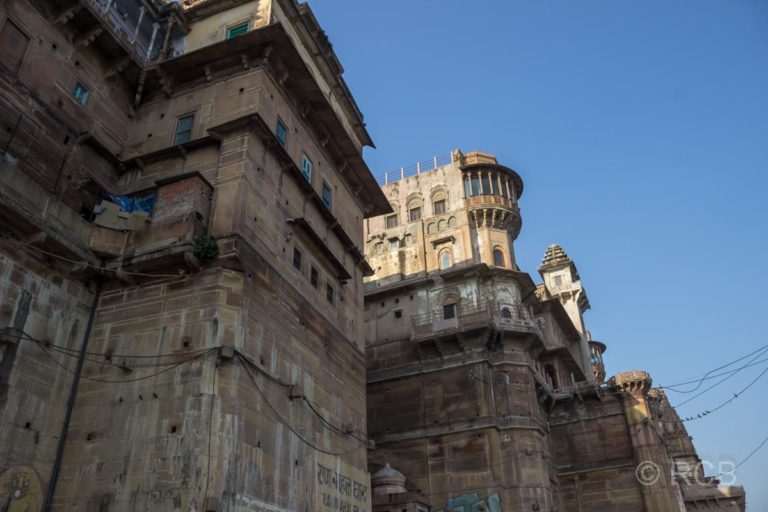 Varanasi, verfallender Palast am Ufer des Ganges