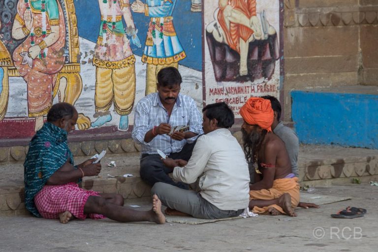 Varanasi, Männer beim Kartenspiel an den Ghats