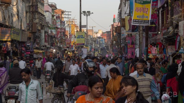 Varanasi, Menschenmassen auf einer breiten Straße in der Altstadt