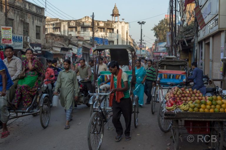 Varanasi, Fahrradrikschas und Obstverkäufer in der Altstadt