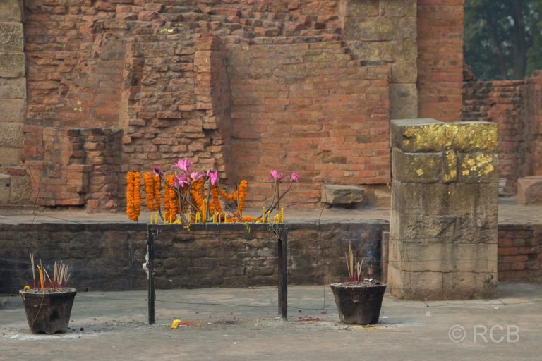 Sarnath, Opfergaben in den Tempelruinen