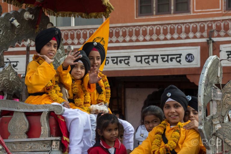 Kinder auf einem Festwagen, Sikh-Umzug, Jaipur, Altstadt