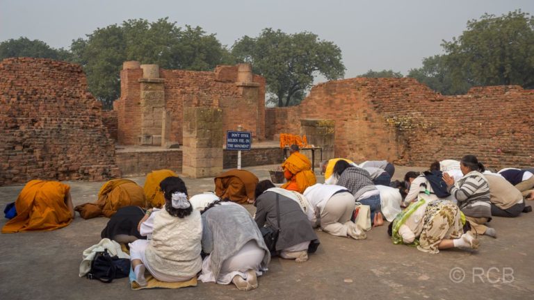 Sarnath, Gläubige beten in den Tempelruinen