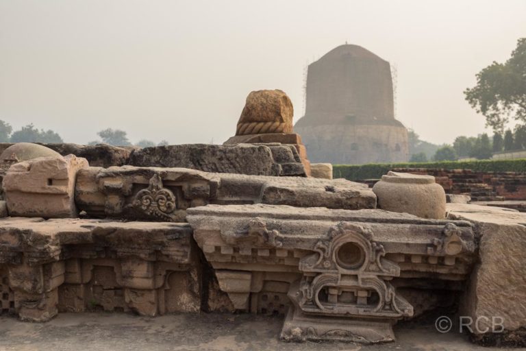 Sarnath, Friese aus den Tempelruinen, im Hintergrund eine große Stupa