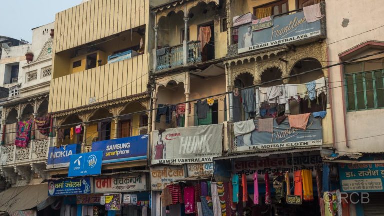 Varanasi, Häuserfassaden mit Werbung und Wäsche