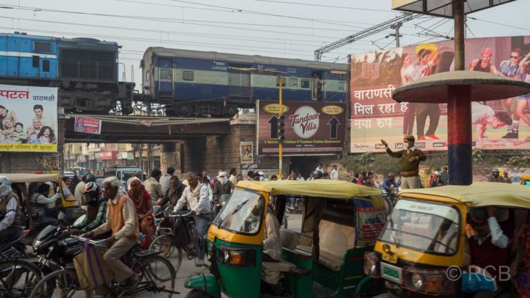 Varanasi, Autorikschas und Fahrräder an einer Eisenbahnunterführung