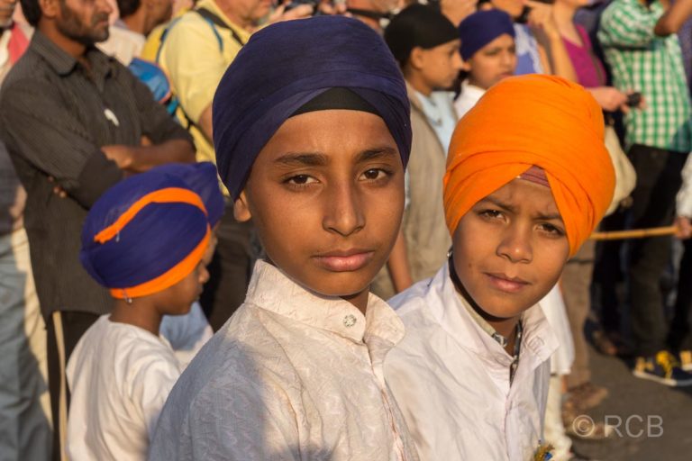 junge Zuschauer beim Sikh-Umzug, Jaipur, Altstadt