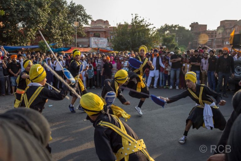 Scheinkämpfe mit Schwertern bei einem Sikh-Umzug, Jaipur, Altstadt