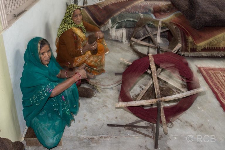 Frauen beim Spinnen von Wolle, Jaipur