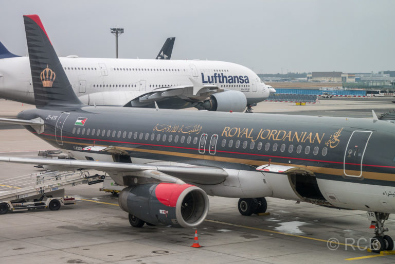 A380 der Lufthansa und kleiner Airbus von Royal Jordanian auf dem Flughafen Frankfurt