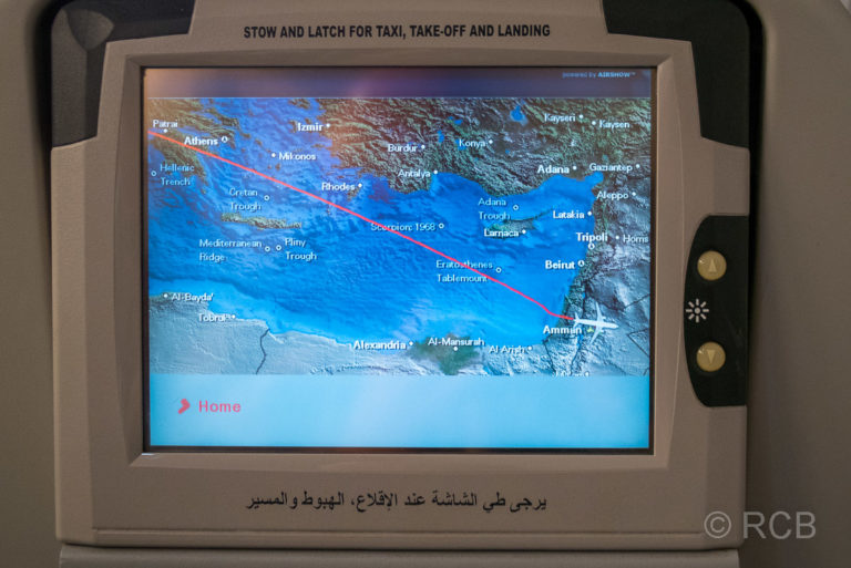 Karte auf dem Monitor am Sitzplatz im Flugzeug mit einer Karte des Mittelmeeres