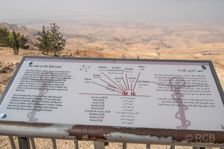 Infotafel an einem Aussichtspunkt auf dem Berg Nebo mit Blick ins "Gelobte Land"