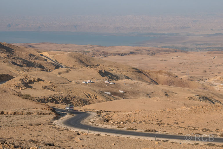 Blick von den Bergen hinab auf das Tote Meer und Israel im Hintergrund