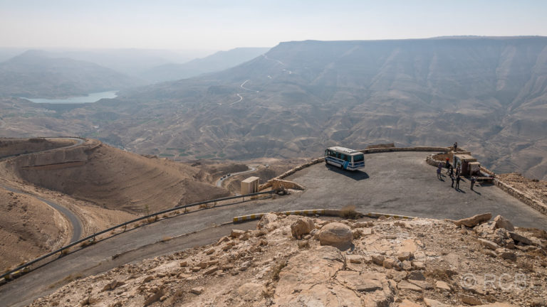 Bus hält an einem Aussichtspunkt oberhalb des Wadi Mujib