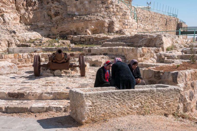 Kerak, 3 Frauen sitzen vor einer Kanone auf der Festung