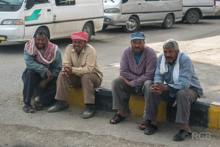 Kerak, Straßenszene, 4 Männer sitzen auf dem Bordstein