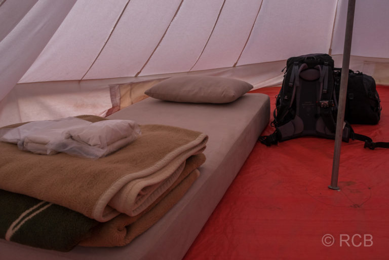 Matratze mit Decken in einem Zelt des Rummana Camps, Dana Naturreservat