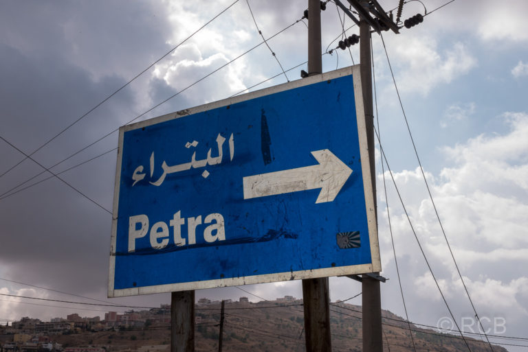 Straßenschild mit dem Hinweis nach Petra