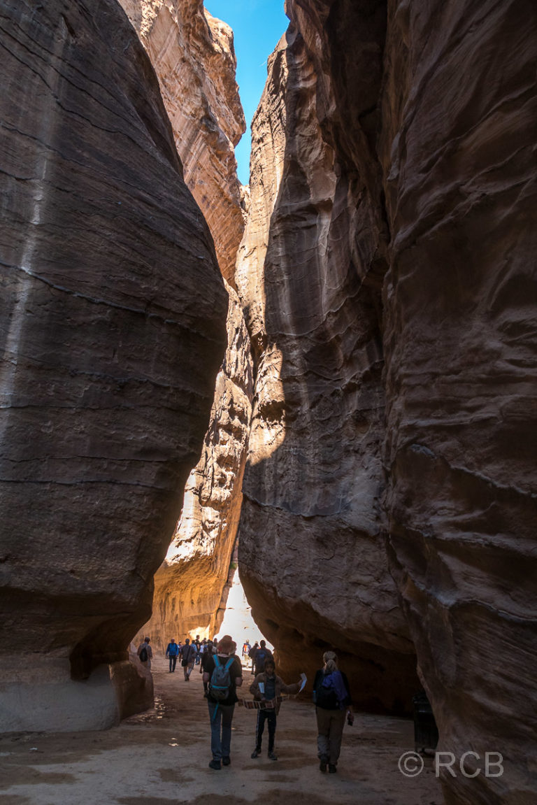 Menschen wandern durch den Siq in Petra
