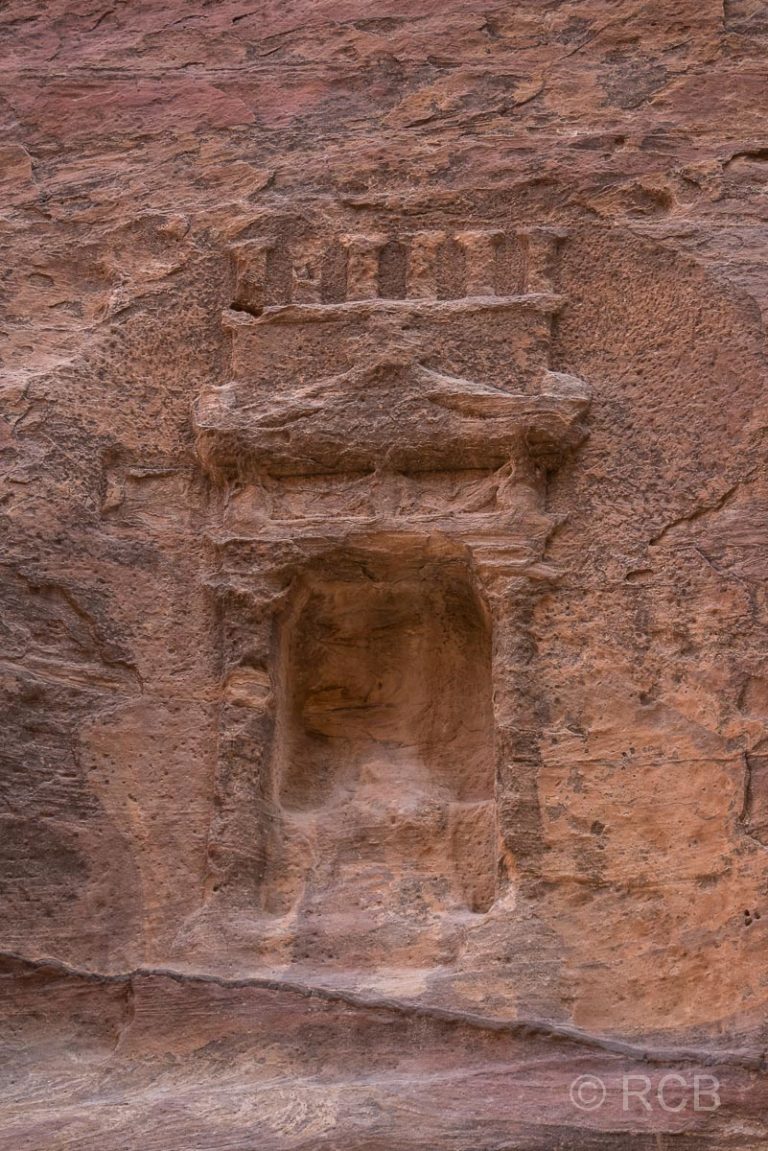 Nische mit umgebendem Relief im Siq