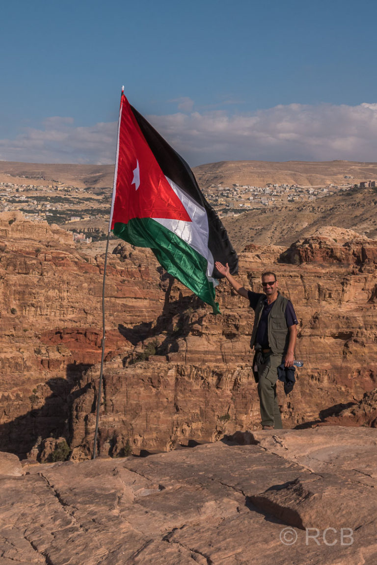 Reiseleiter mit jordanischer Flagge am Hohen Opferplatz in Petra