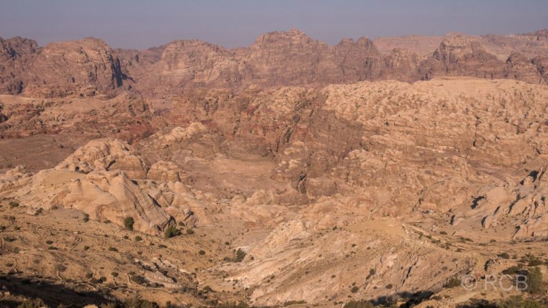 Rückblick über das Gebiet der Ruinenstadt Petra