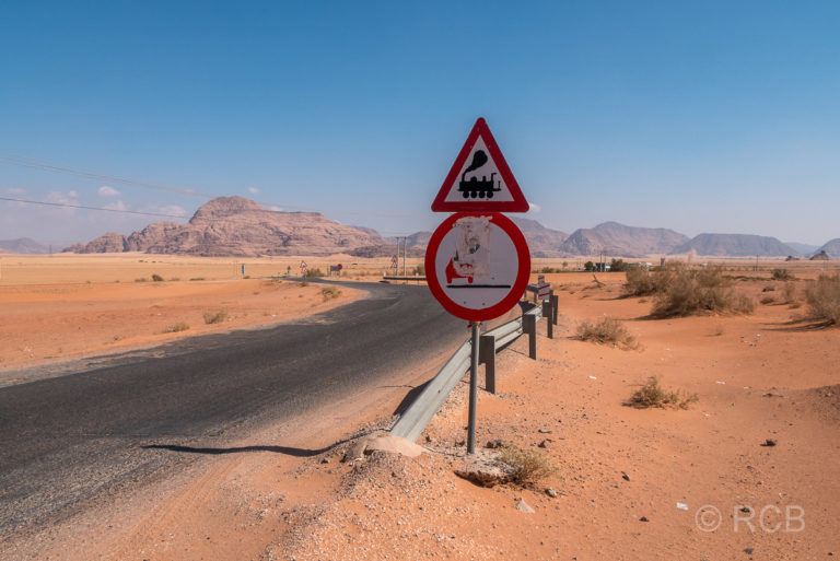 Straßenschild an einem Bahnübergang im Wadi Rum