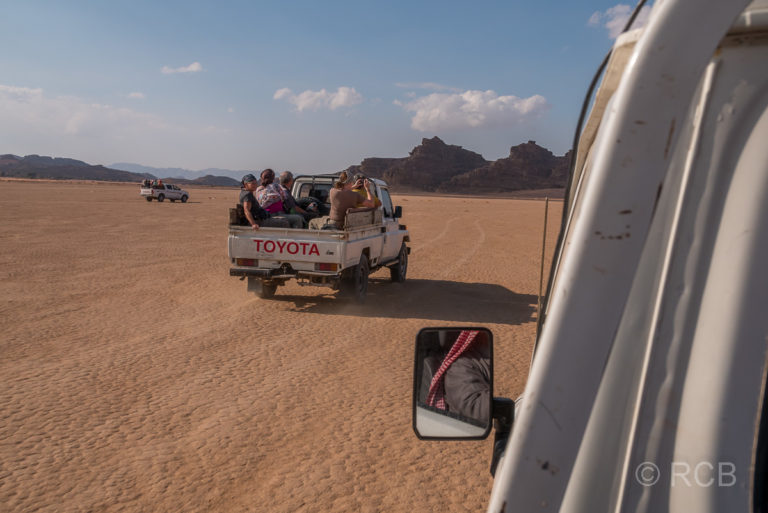 Jeeps fahren durch das Wadi Rum