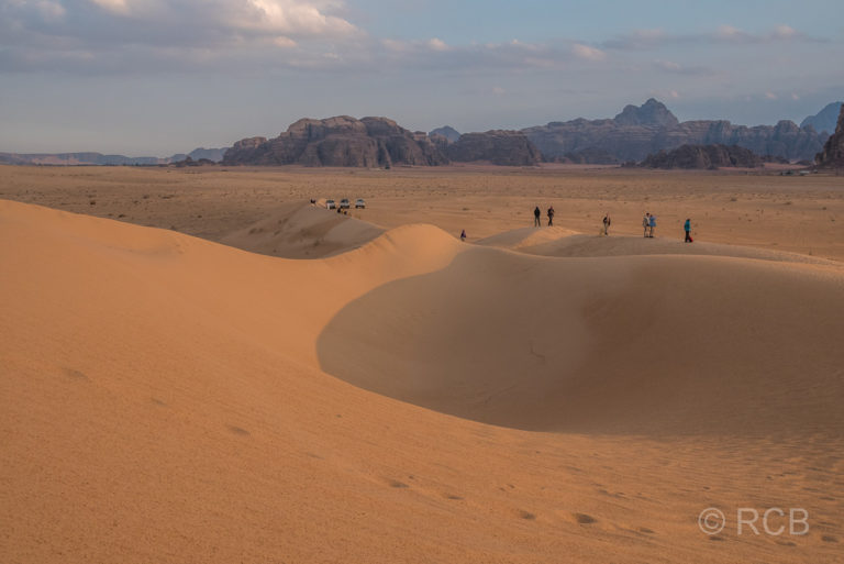 Menschen auf einer Düne im Wadi Rum