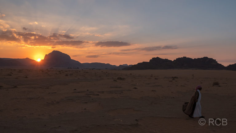 Beduine läuft in den Sonnenuntergang im Wadi Rum