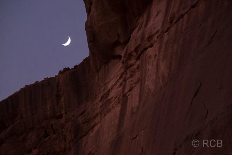 Mondsichel über den Felsen des Wadi Rum