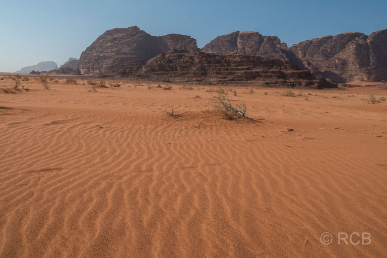 geriffelter Sand und Felsen in der Wüste des Wadi Rum