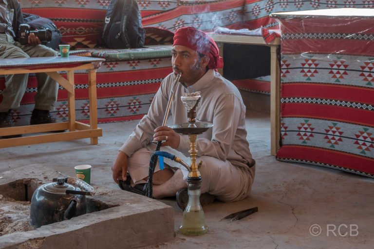 Beduine mit Wasserpfeife im Wadi Rum