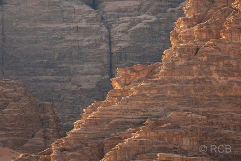 von der Sonne beschienener Felsgrat im Wadi Rum