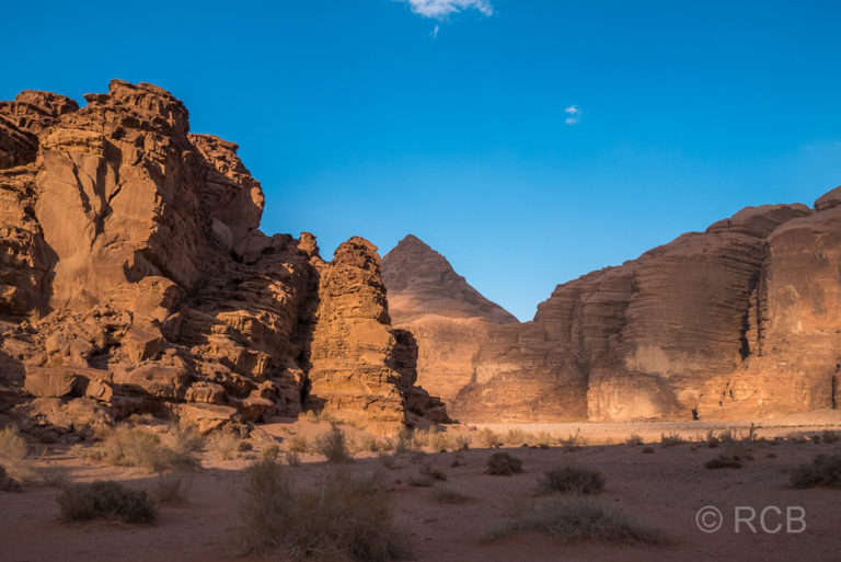 Abendsonne bescheint Felsen im Wadi Rum