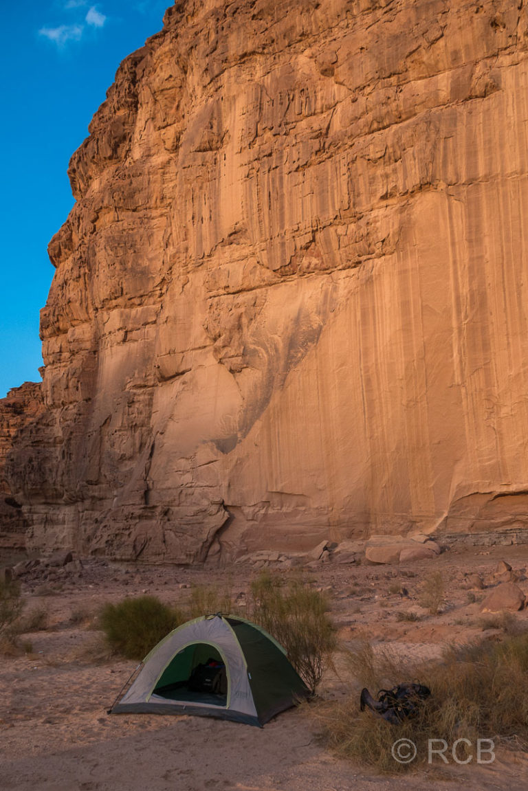 kleines Zelt vor hoher Felswand im Wadi Rum