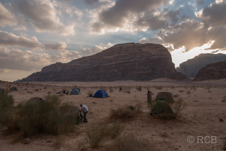 Wandergruppe bezieht ihre Zelte in einem Nachtlager im Wadi Rum