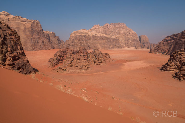 Blick von der höchsten Sanddüne des Wadi Rum auf die umgebende Landschaft