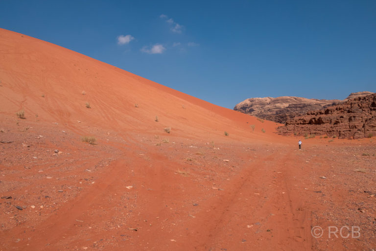 Rückblick zur höchsten Sanddüne des Wadi Rum