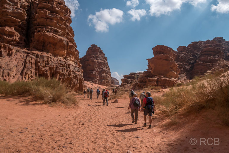 Wanderer im Wadi Rum