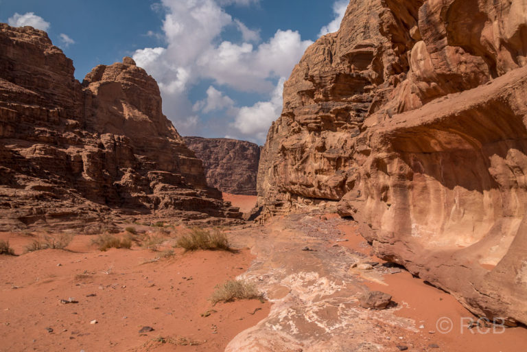 Felswände im Wadi Rum