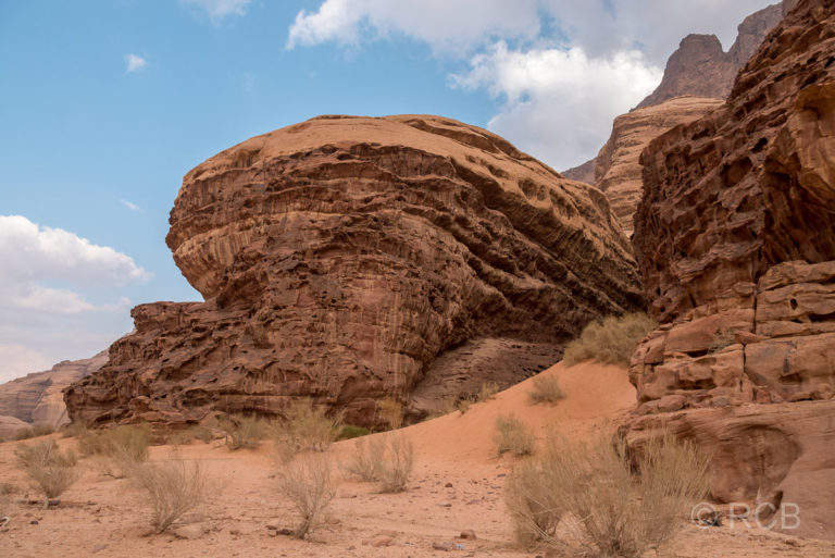 Fels in Form eines gestrandeten Ufos im Wadi Rum