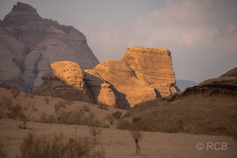 von der Sonne angestrahlter Fels im Wadi Rum