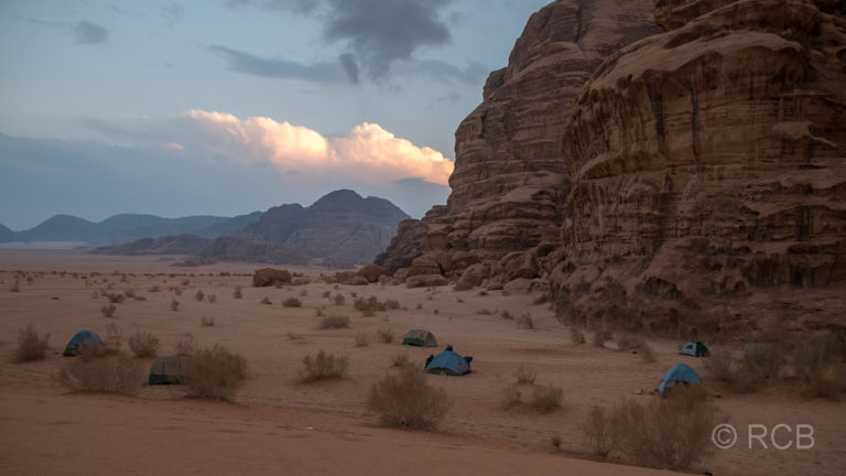 Zelte eines Nachtlagers im Wadi Rum am Abend
