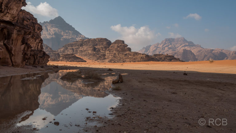 Pfütze im Wadi Rum nach nächtlichem Regen