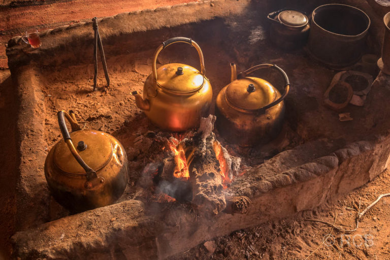 Teekessel auf einer offenen Feuerstelle im Wadi Rum