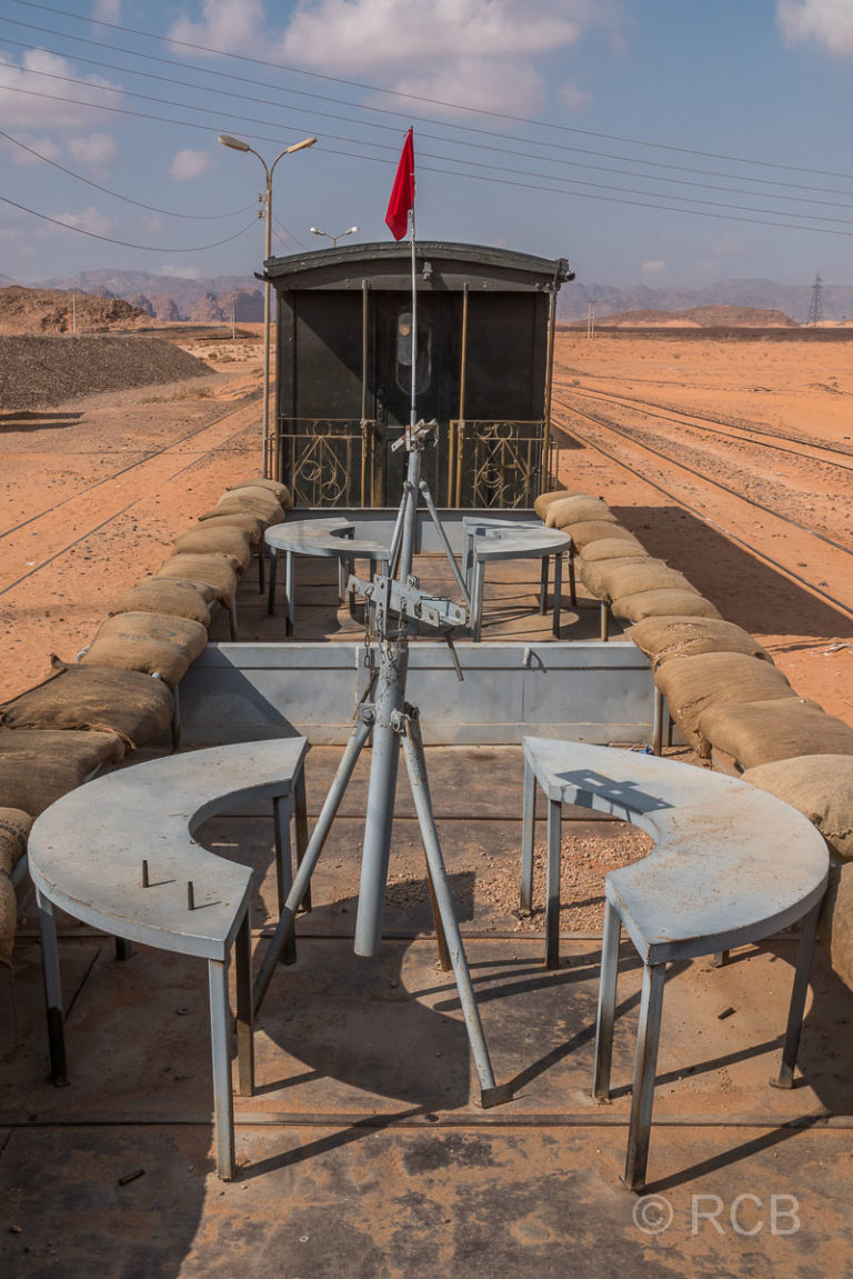 Wagen der Hedschasbahn am Rande des Wadi Rum mit Gestellen zur Positionierung von Gewehren